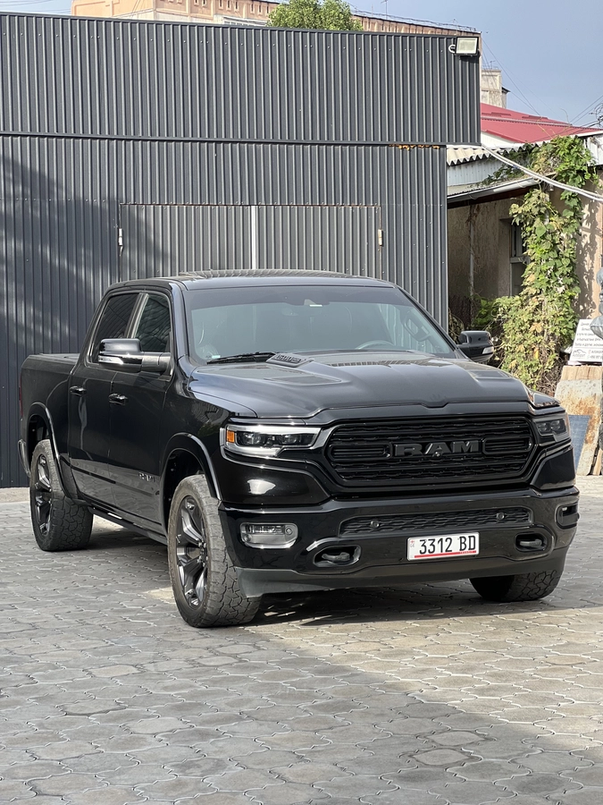 Dodge RAM RAM 1500 V Quad Cab 5.7 AT 4WD