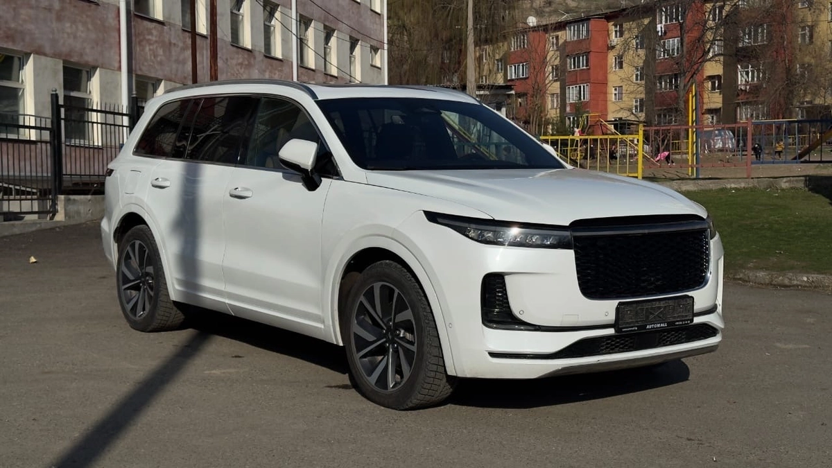 Открыть фото LiXiang One 1.2hyb CVT 4WD