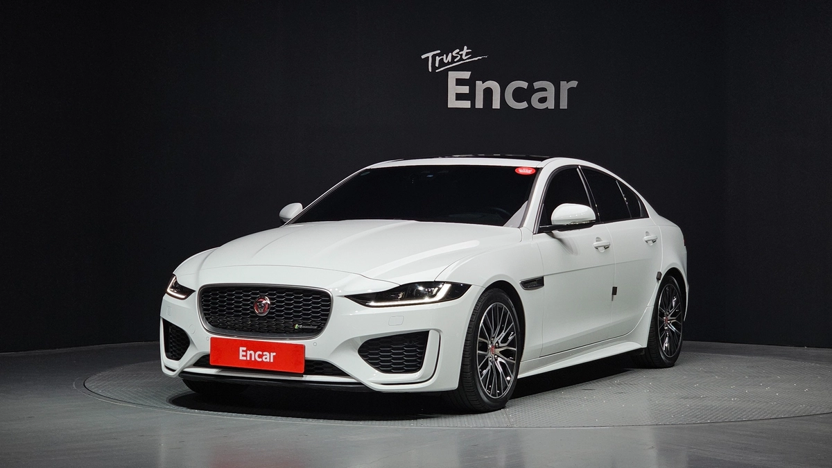 Открыть фото Jaguar XE I Рестайлинг 2.0d AT