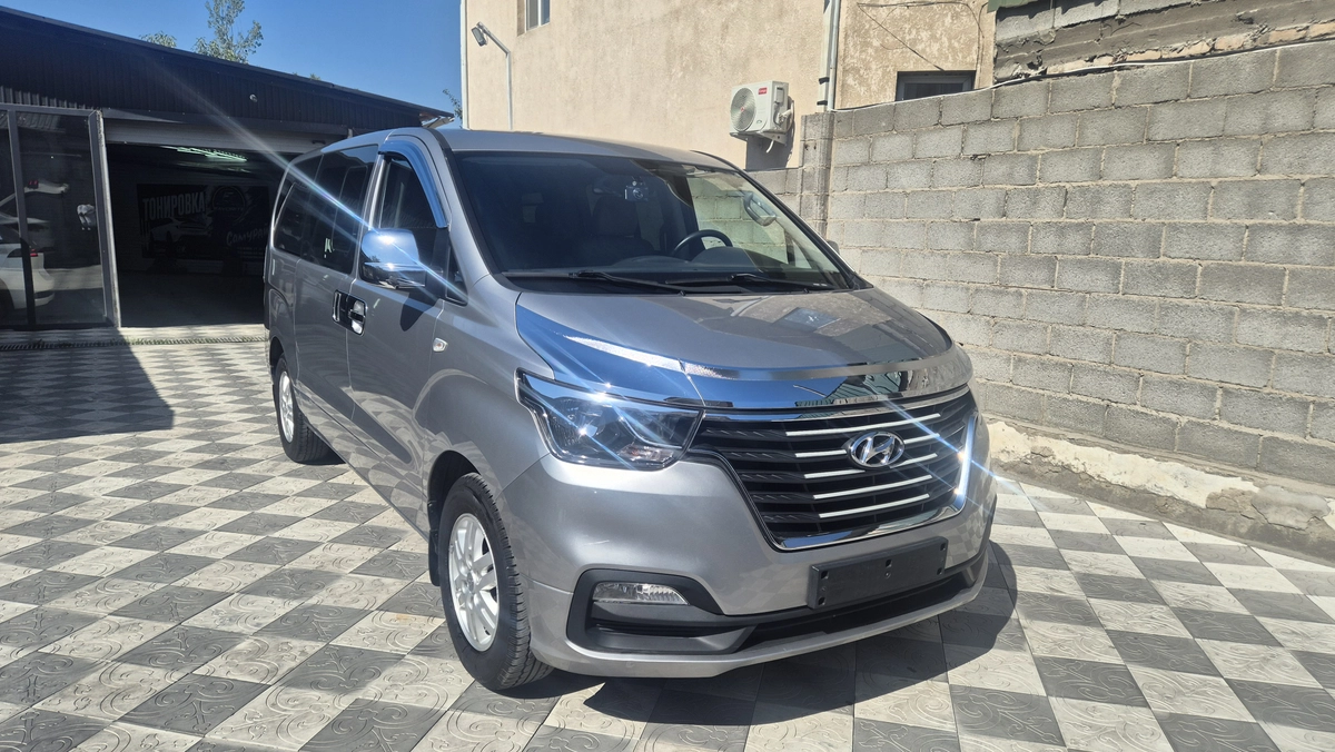 Hyundai Starex (H-1) Hyundai Starex (H-1) II Рестайлинг 2 2.5d AT