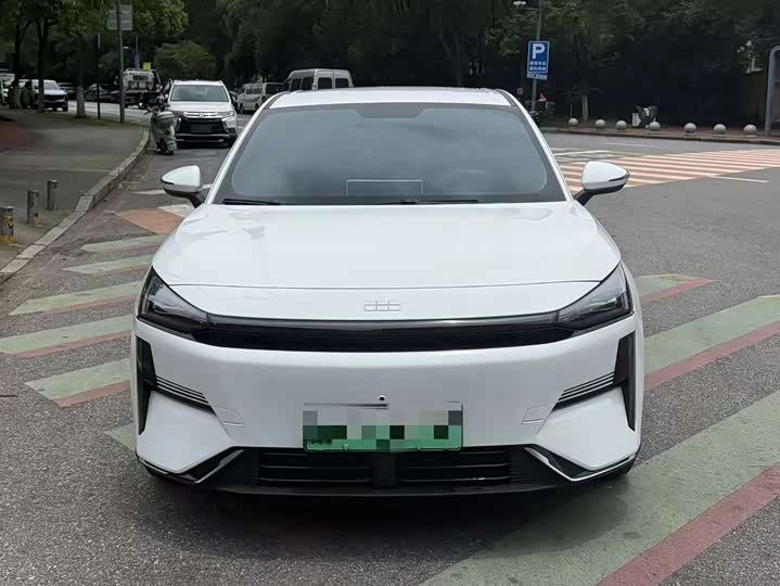 Открыть фото Geely Galaxy L6 125 km 1.5hyb AT