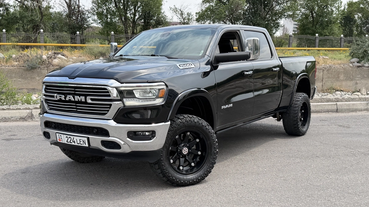 Dodge RAM RAM 1500 V Quad Cab 5.7 AT 4WD
