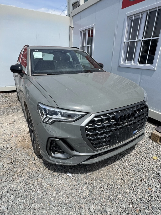 Открыть фото Audi Q3 II (F3) 40 TFSI 2.0 AT 4WD