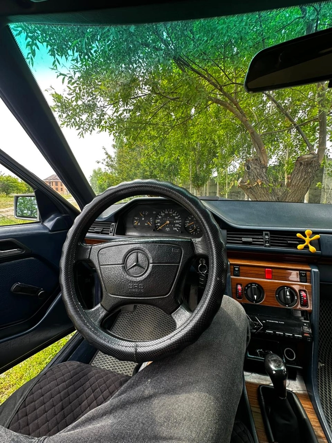 Открыть фото Mercedes-Benz W124 200 2.0 MT