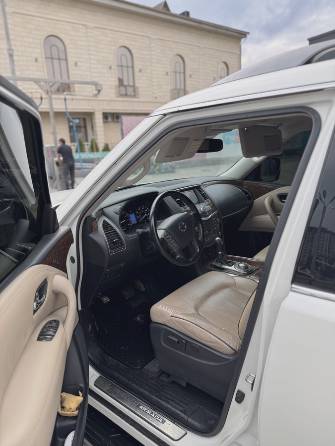 Nissan Armada II 5.6 AT 4WD