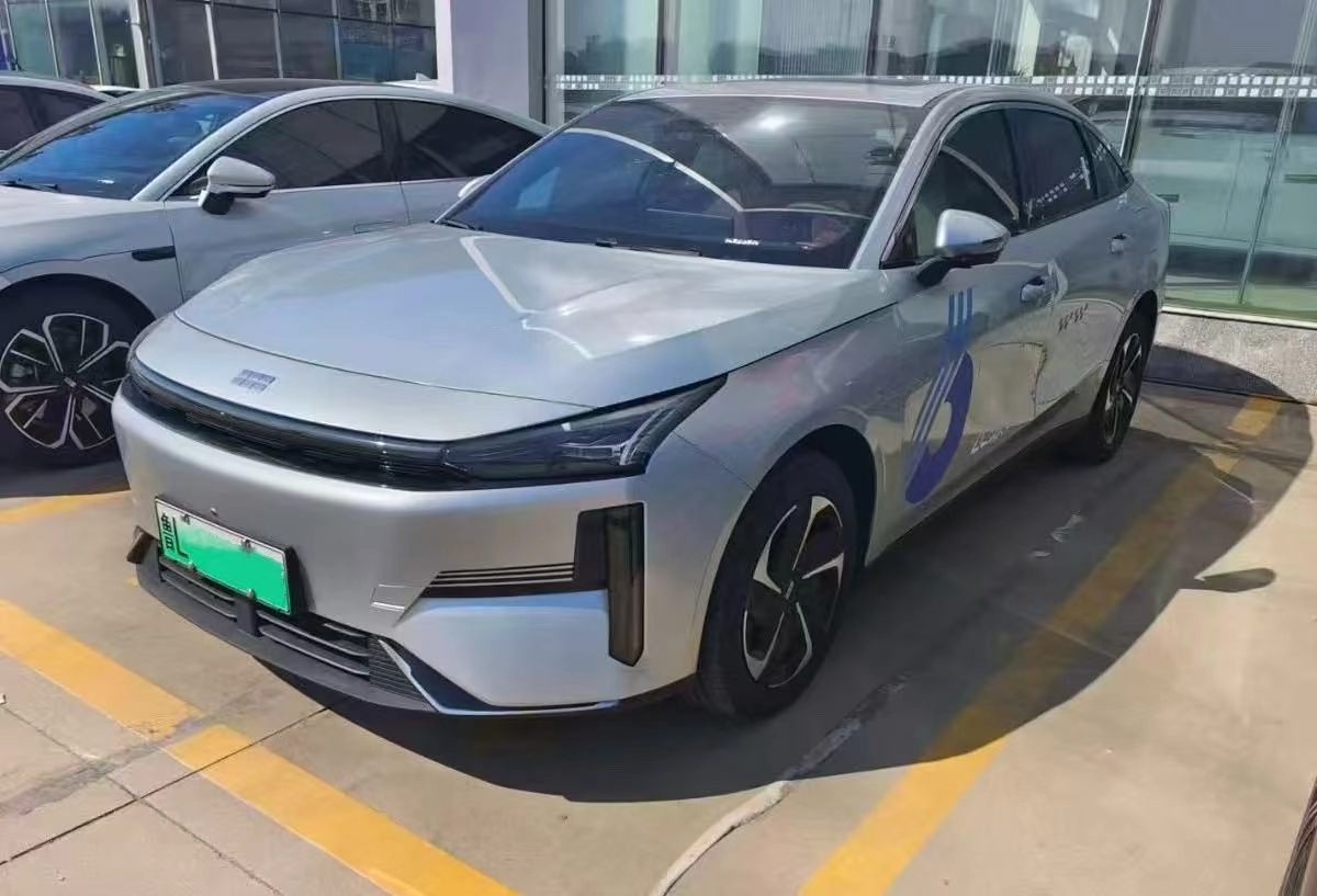 Открыть фото Geely Galaxy L6 125 km 1.5hyb AT