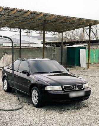 Audi A4 I (B5) 1.6 MT