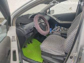 Toyota Yaris II Рестайлинг 1.0 MT