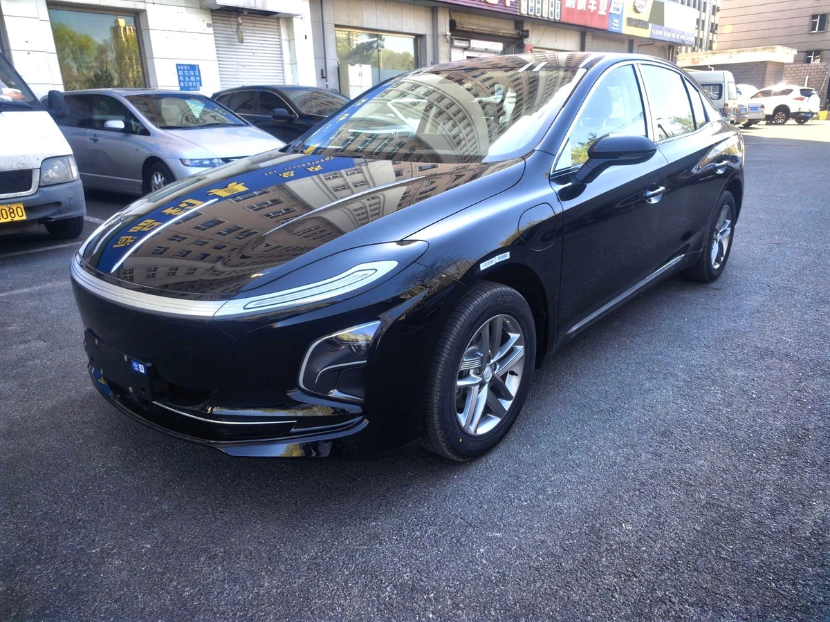 Открыть фото Hongqi E-QM5 Plus Electro AT