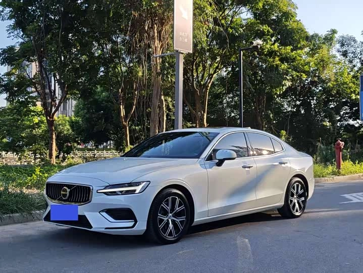 Volvo S60 II Рестайлинг 2.0 AT
