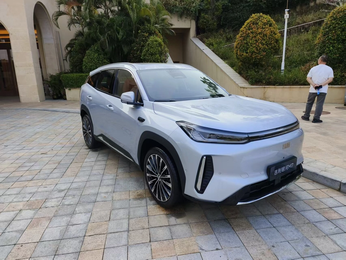 Geely Galaxy L7 18.7 kWh 1.5hyb AT
