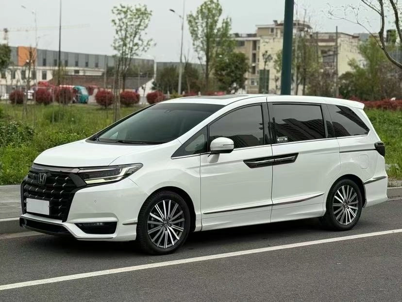 Открыть фото Honda Elysion (China Market) II Рестайлинг 2.0hyb CVT