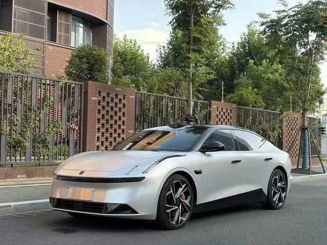 Открыть фото Lynk & Co Z10 95 kWh Electro AT 4WD
