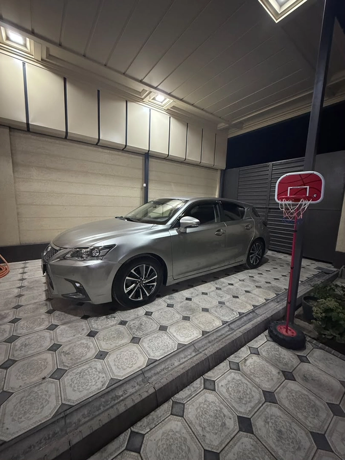 Открыть фото Lexus CT I Рестайлинг 2 200h 1.8hyb CVT
