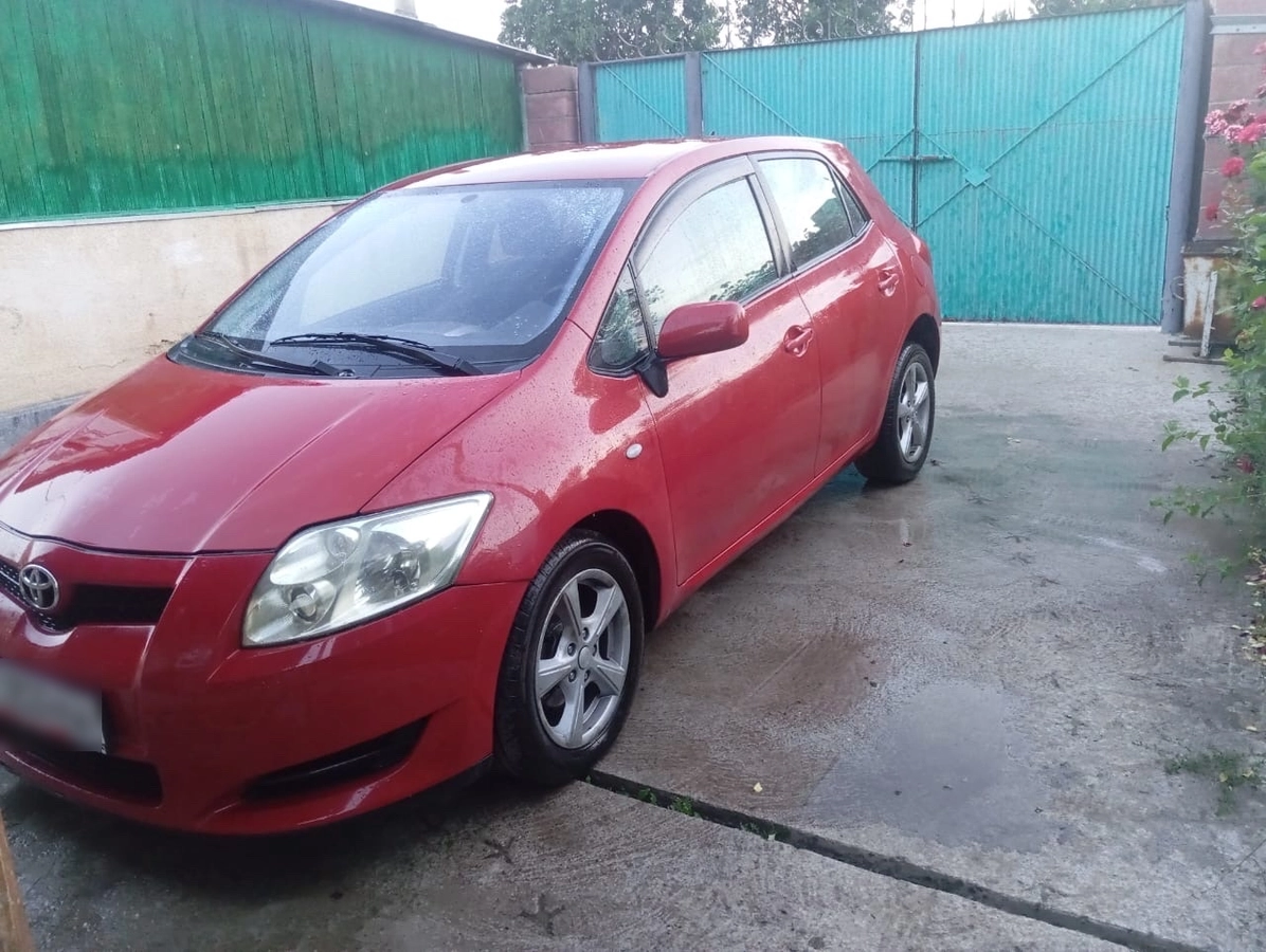 Открыть фото Toyota Auris I 1.5 CVT