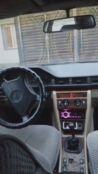Mercedes-Benz W124 220 2.2 MT