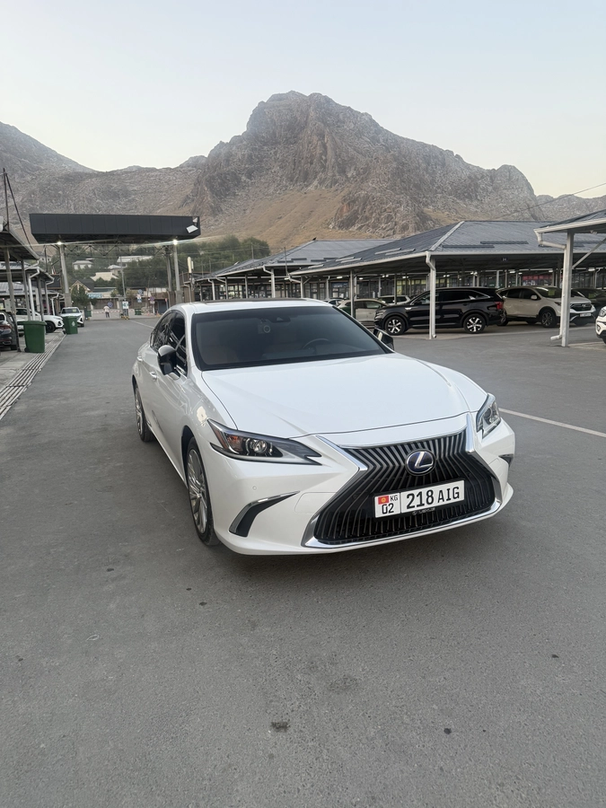 Открыть фото Lexus ES VII 300h 2.5hyb CVT