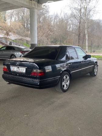 Mercedes-Benz E-Класс I (W124) 200 2.0 AT