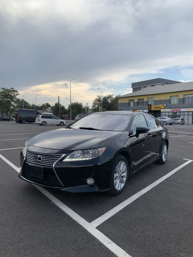 Открыть фото Lexus ES VI 300h 2.5hyb CVT