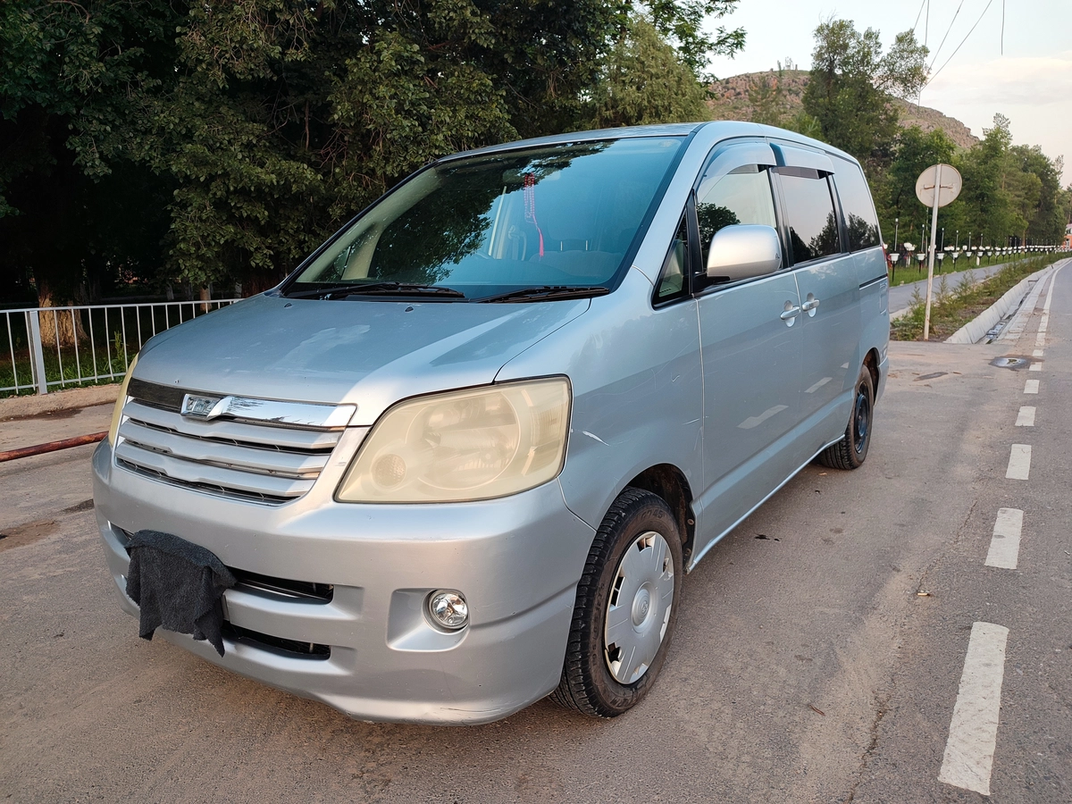 Открыть фото Toyota Noah I (R60) 2.0 AT