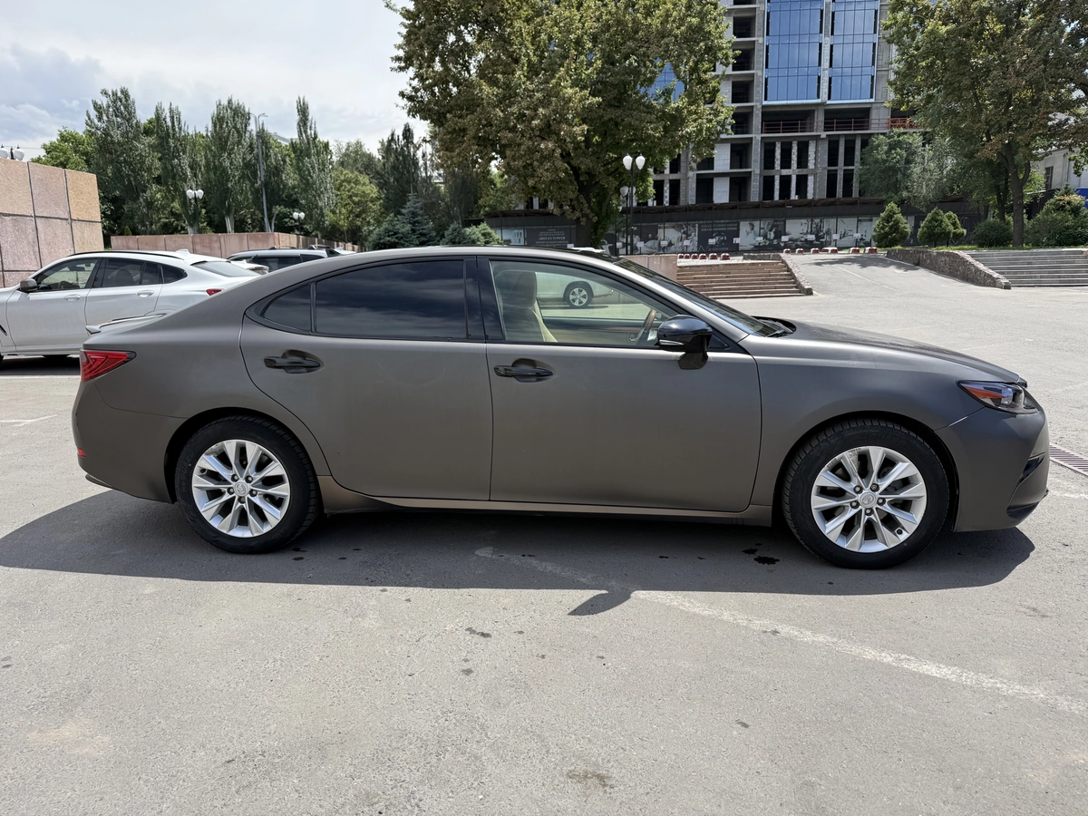 Открыть фото Lexus ES VI 300h 2.5hyb CVT