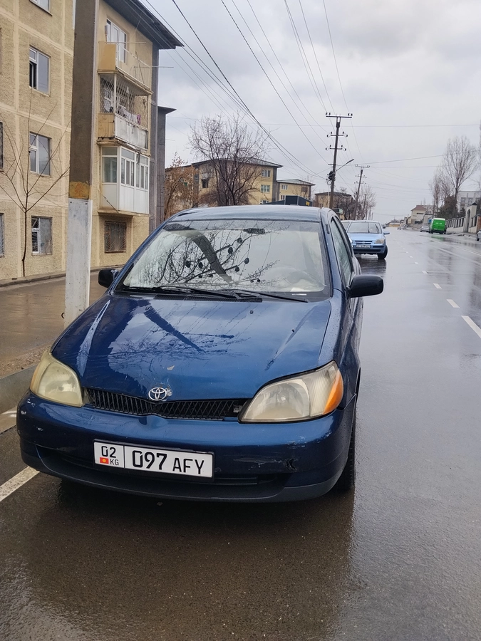 Toyota Echo 1.5 MT