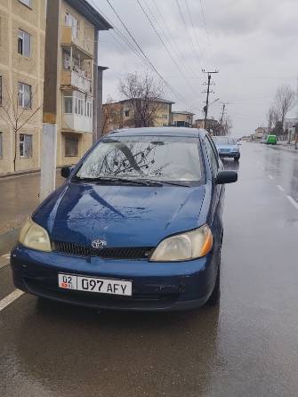 Toyota Echo 1.5 MT