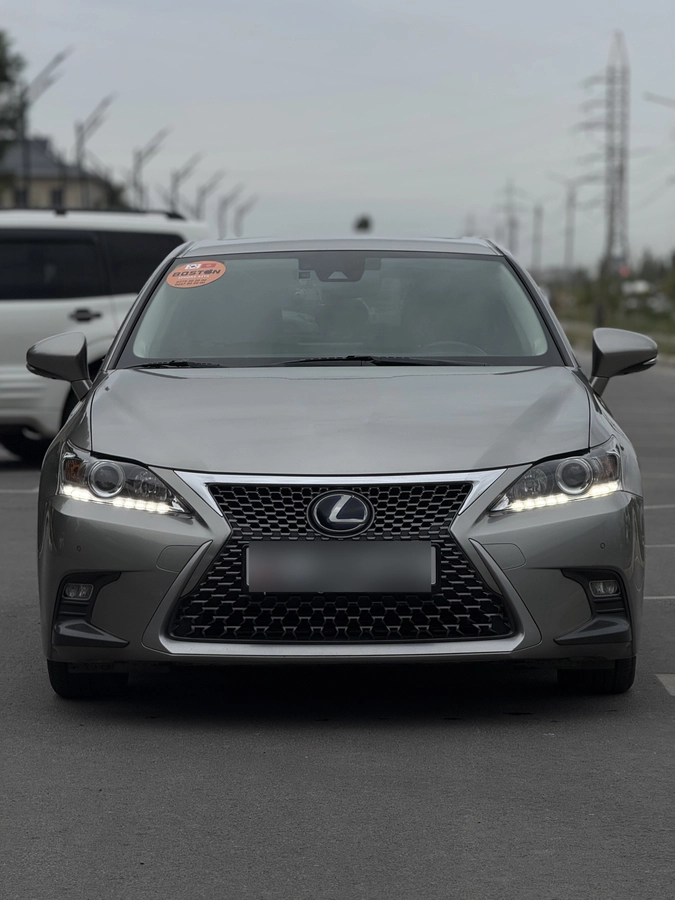 Открыть фото Lexus CT I Рестайлинг 2 200h 1.8hyb CVT