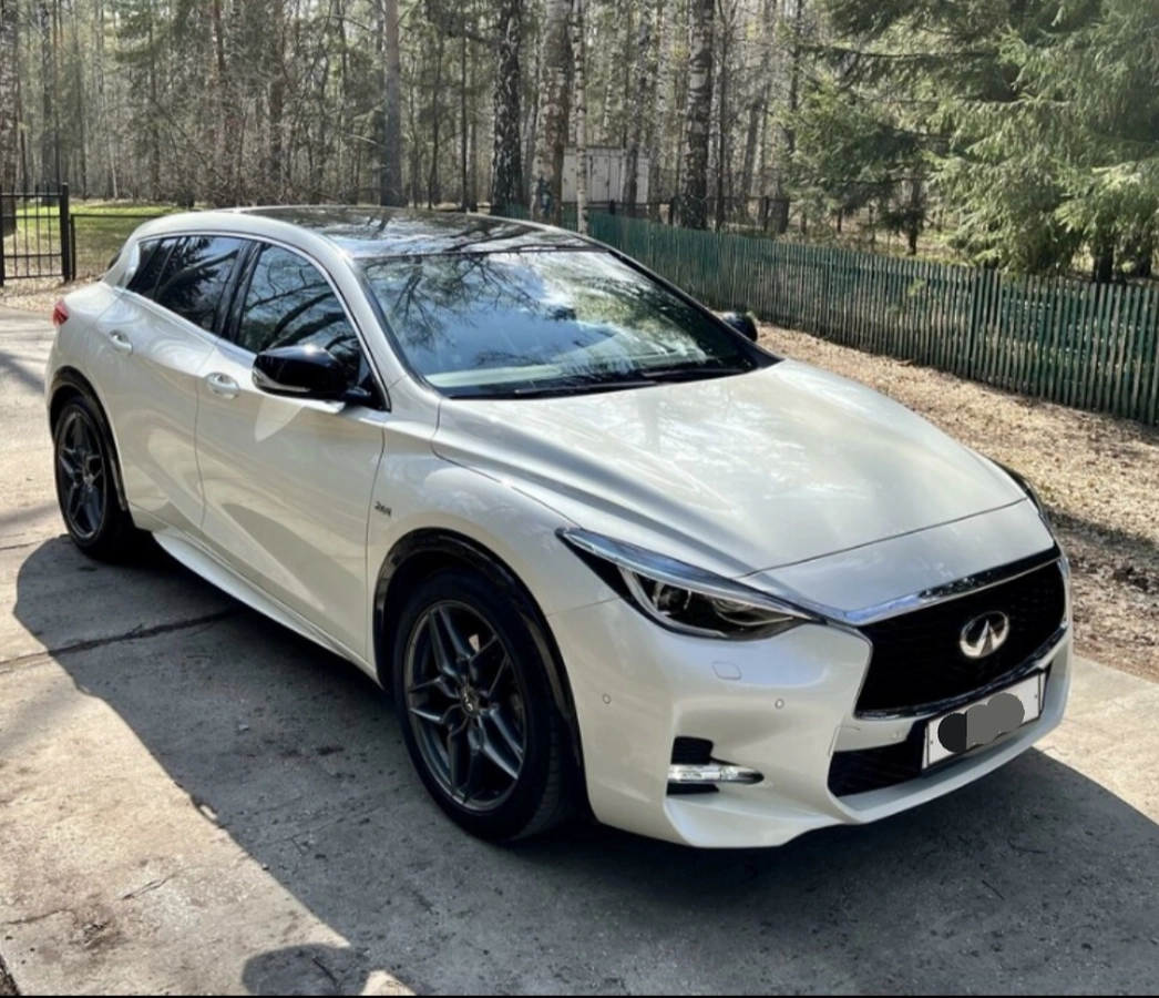 Infiniti Q30 2.0 AMT 4WD