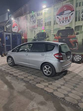 Honda Jazz II Рестайлинг 1.3 MT