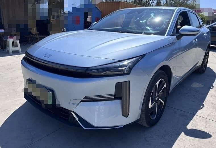 Открыть фото Geely Galaxy L6 125 km 1.5hyb AT