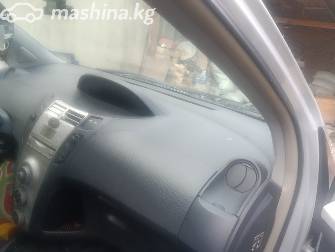 Toyota Yaris II Рестайлинг 1.3 MT