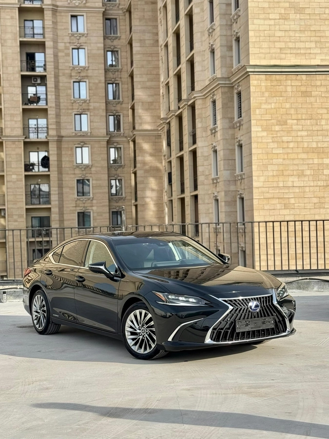 Открыть фото Lexus ES VII Рестайлинг 300h 2.5hyb CVT