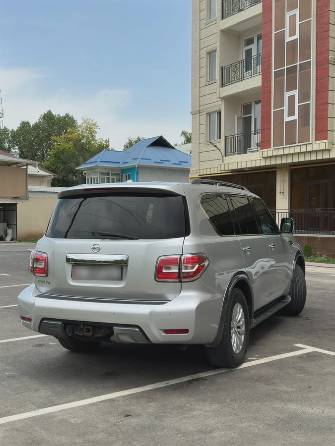 Nissan Armada II 5.6 AT 4WD