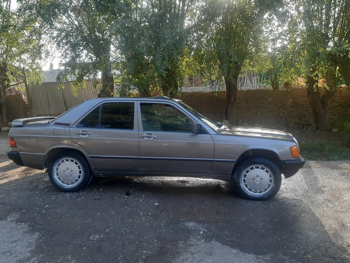 Mercedes-Benz 190 (W201) Mercedes-Benz 190 (W201) 2.0 MT